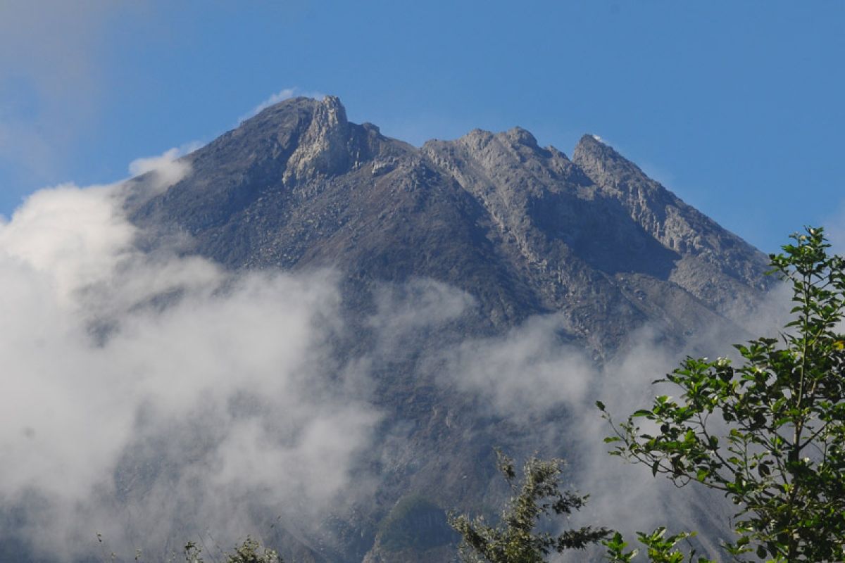 Kemarin Merapi erupsi, polisi ungkap penangkapan 74 teroris