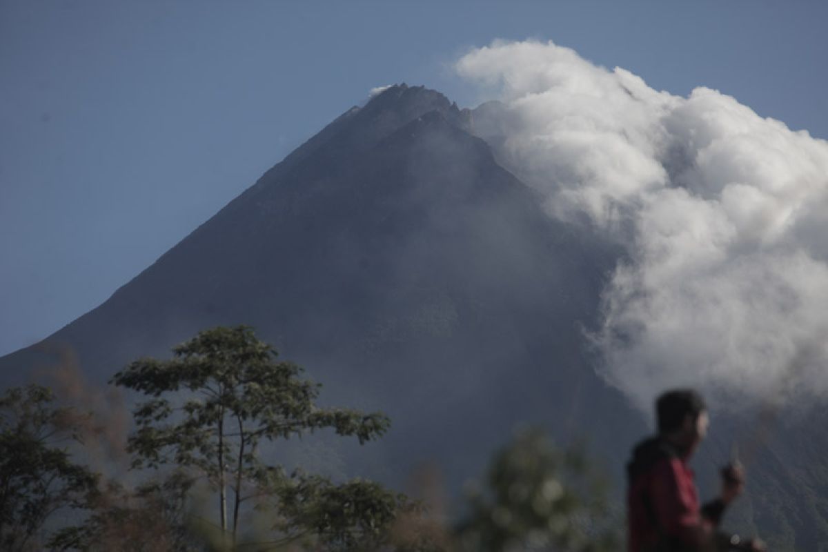 Gunung Merapi diselimuti cuaca cerah Sabtu pagi