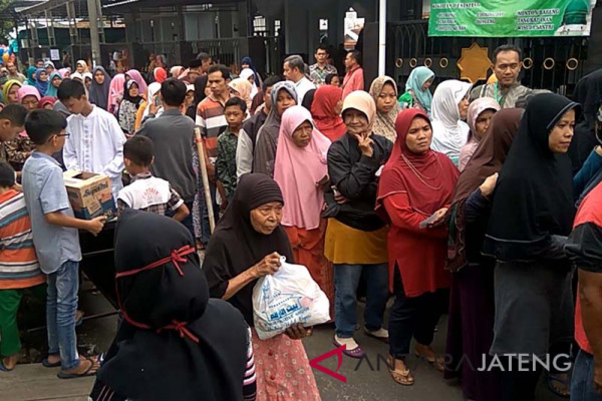 Ratusan warga Purwokerto antre paket sembako murah (VIDEO)