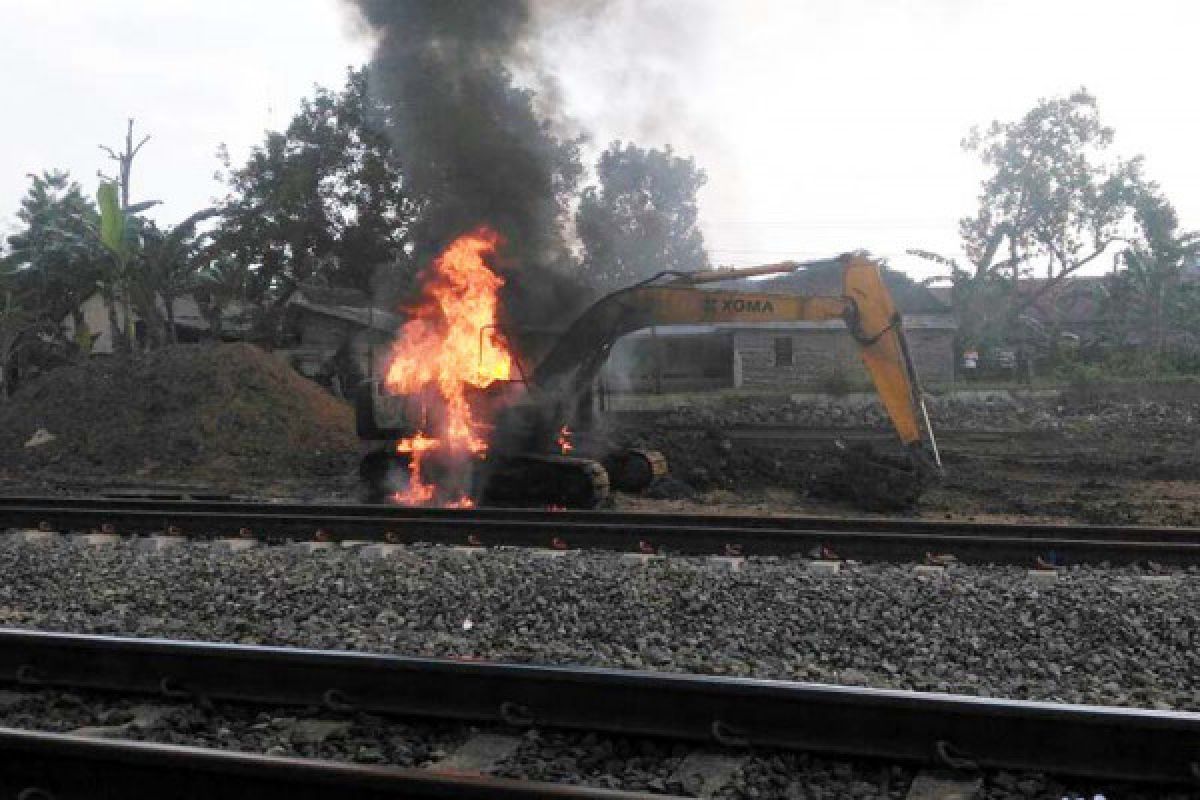 "Backhoe" proyek "underpass" Purwokerto terbakar