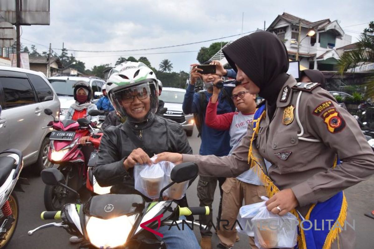 Satlantas Polres Bogor bagi-bagi takjil kepada pengendara