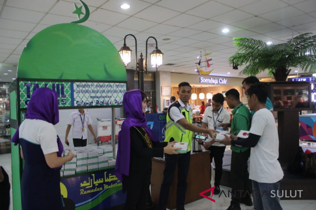 Bandara Samrat bagikan takjil gratis
