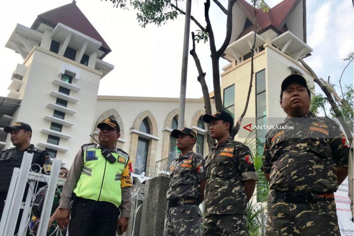 Banser Turut Jaga Gereja di Surabaya (Video)