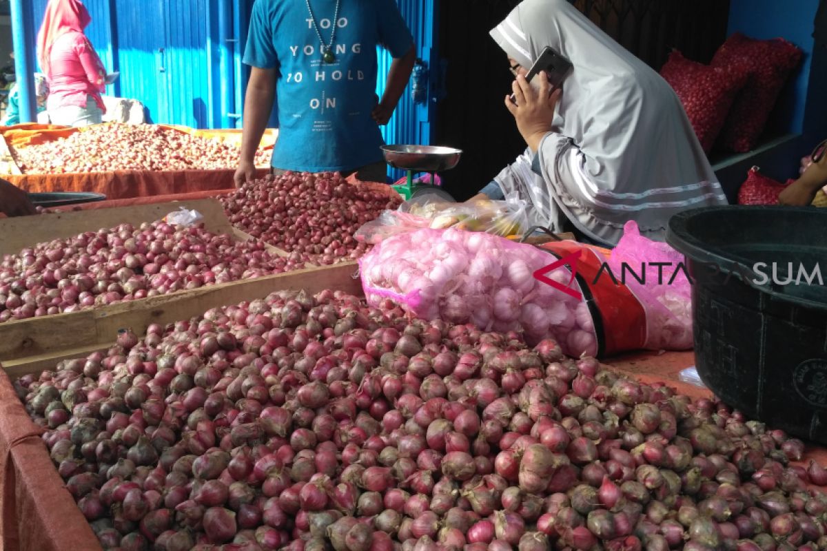 Naiknya harga bawang di Sumbar karena stok kurang