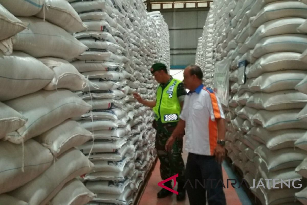 Di Surakarta, ketersediaan beras cukup sampai lima bulan