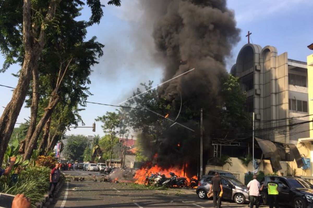 Tiga gereja di Surabaya jadi sasaran serangan bom