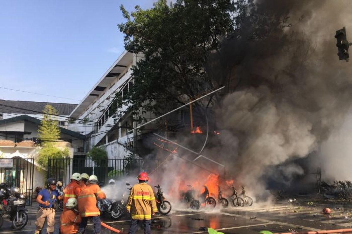 Polisi: 10 tewas akibat bom di Surabaya