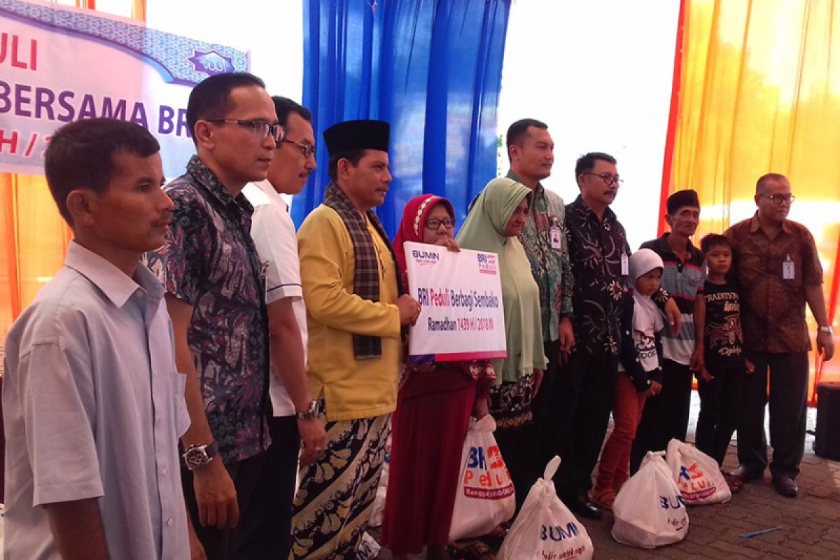 BRI Solok bagikan 200 paket sembako