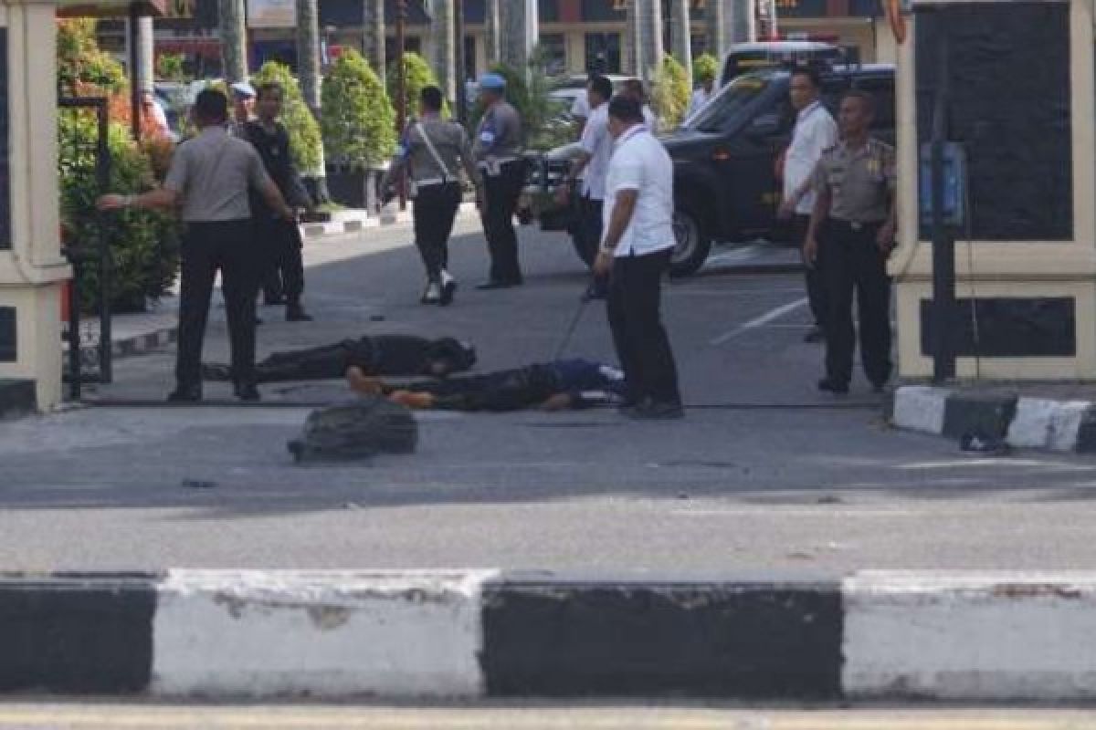 Brimob Bersenjata Lengkap Sisir Mapolda Riau Pasca Serangan 2 Terduga Teroris