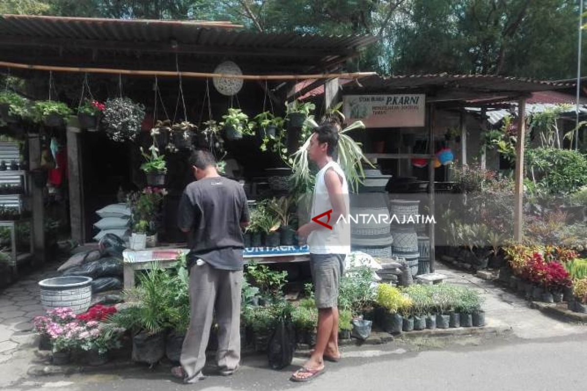 Asyiknya Ngabuburit di Pasar Bunga Madiun