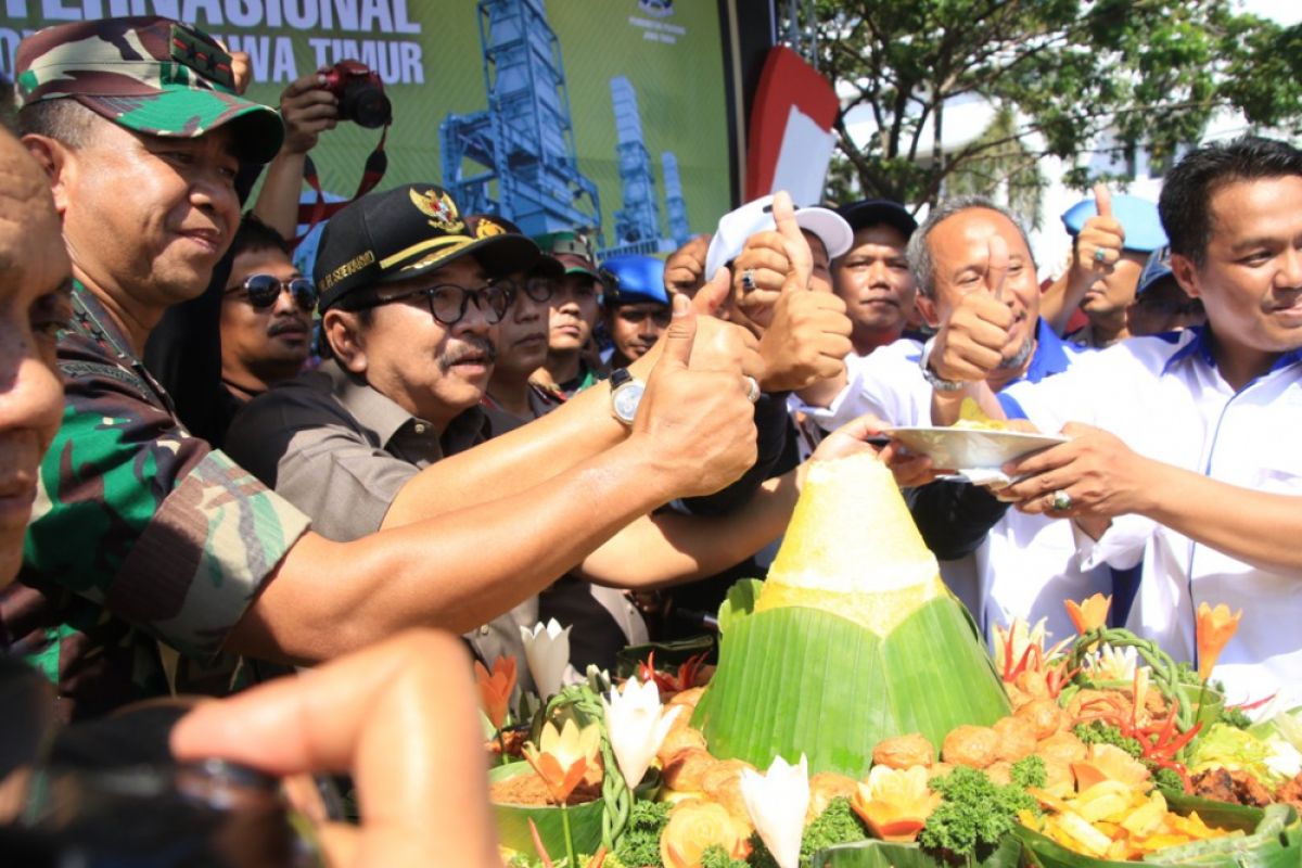 Pakde Karwo Potong Tumpeng Bareng Buruh