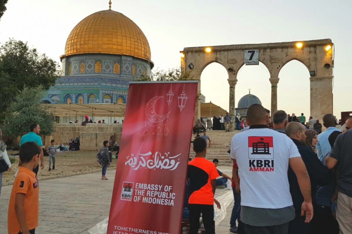 Indonesia provides fast-breaking meals to Palestinians at Al-Aqsa
