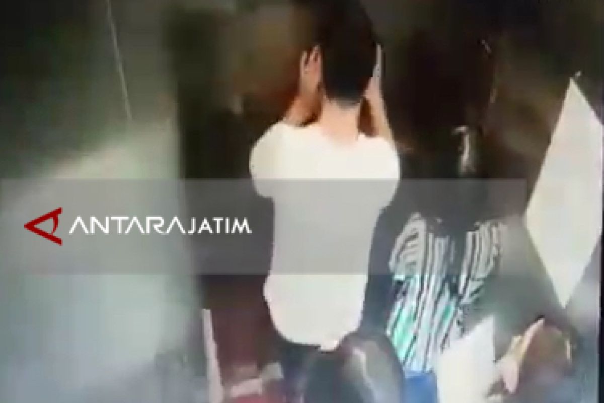 Warni Warni : Lima Remaja Kejebak Lift JPO Surabaya Kesalahan Sendiri