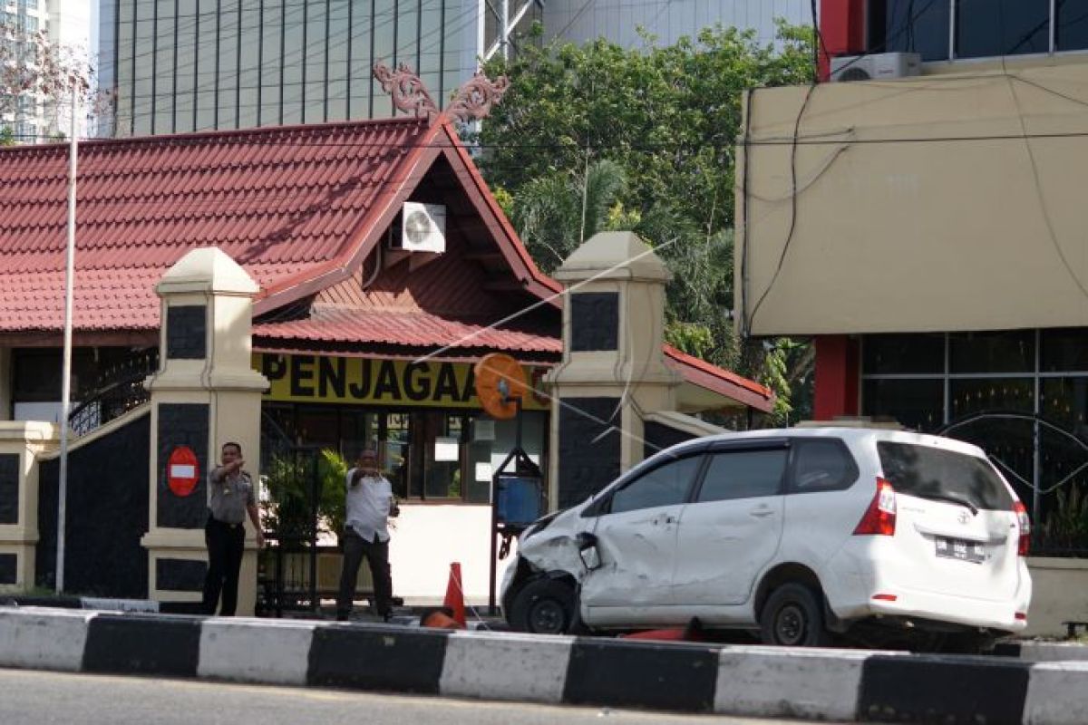 Tiga terduga teroris penyerang  Polda Riau tewas