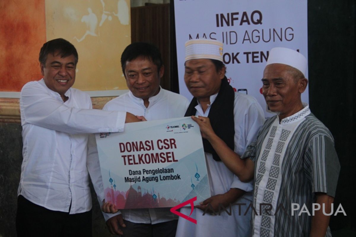 Direksi Telkomsel serahkan CSR di Masjid Agung Loteng