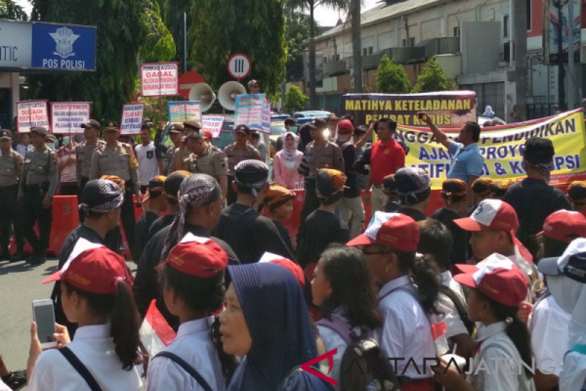 Peringatan Hardiknas di Kudus diwarnai demo