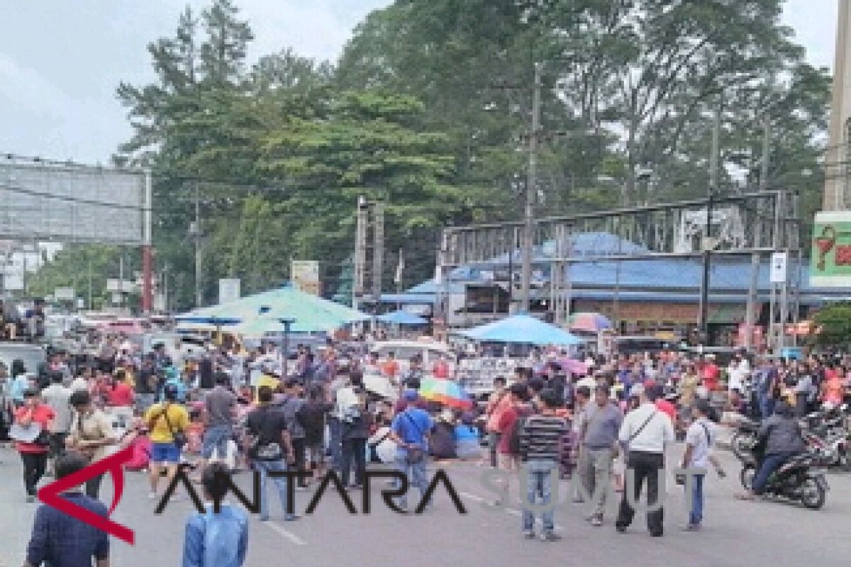 Ratusan pedagang blokir jalan kota