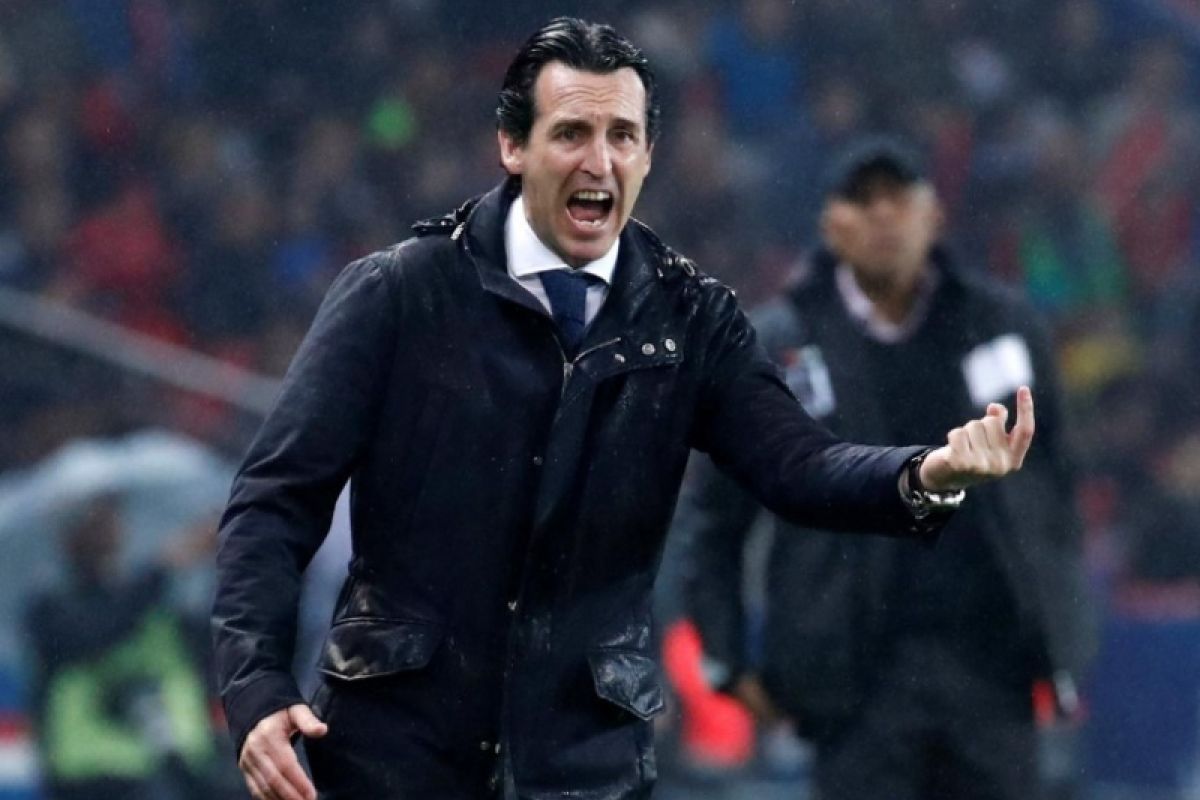 Terpicu frustrasi, Unai Emery tendang botol ke arah pendukung Brighton