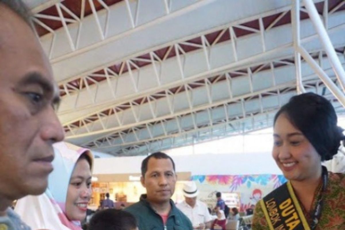 Bandara Lombok Bagikan Takjil Untuk Penumpang