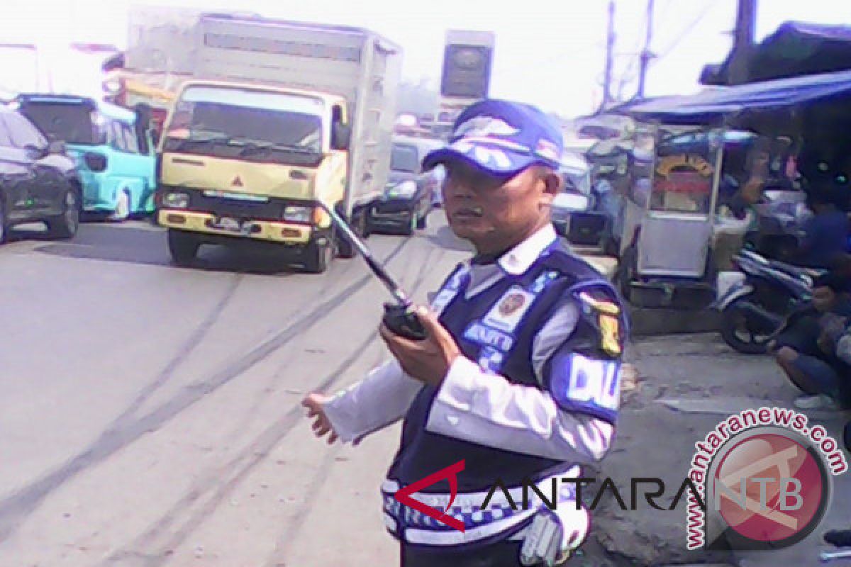 Dishub Mataram kaji larangan parkir di Gapura Kota