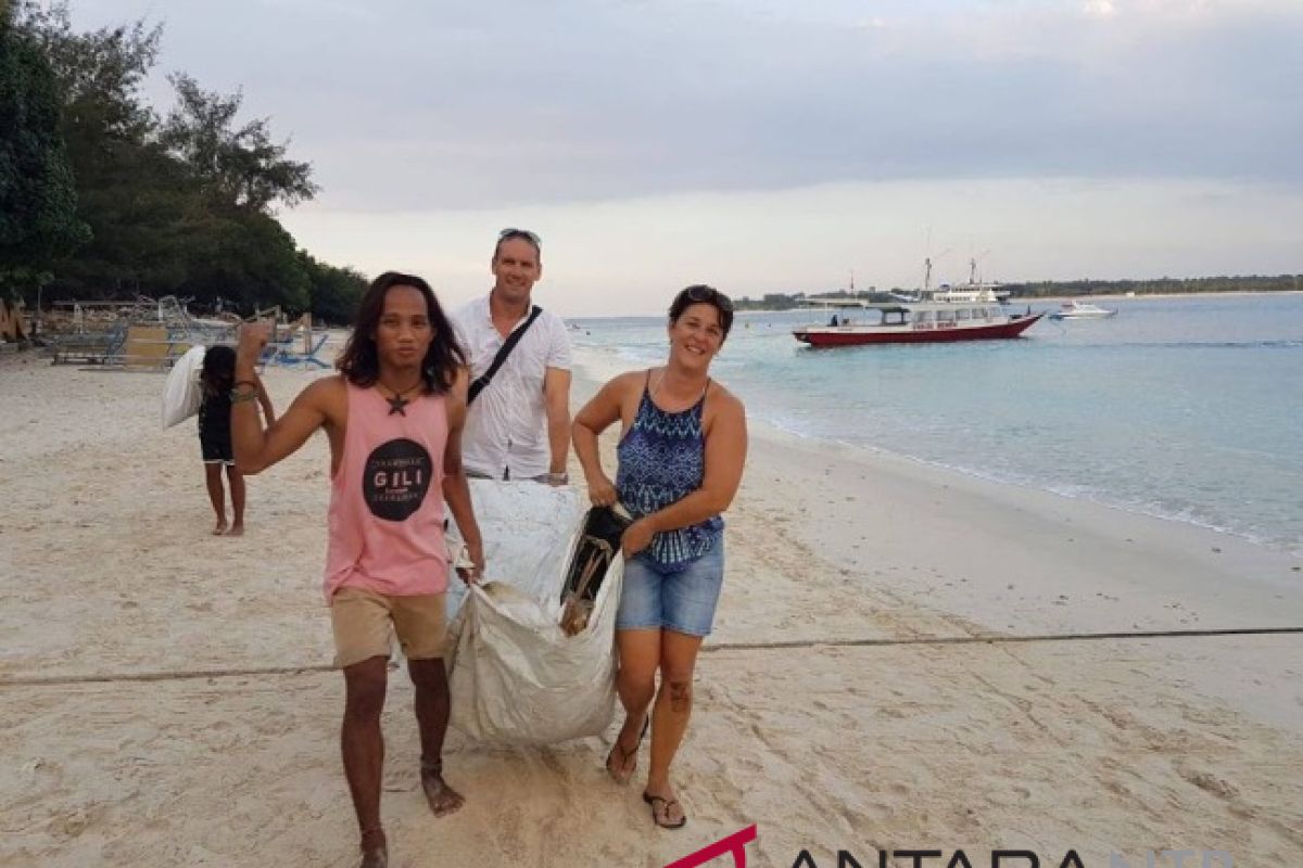 Puluhan Wisatawan Bersihkan Pantai Gili Trawangan