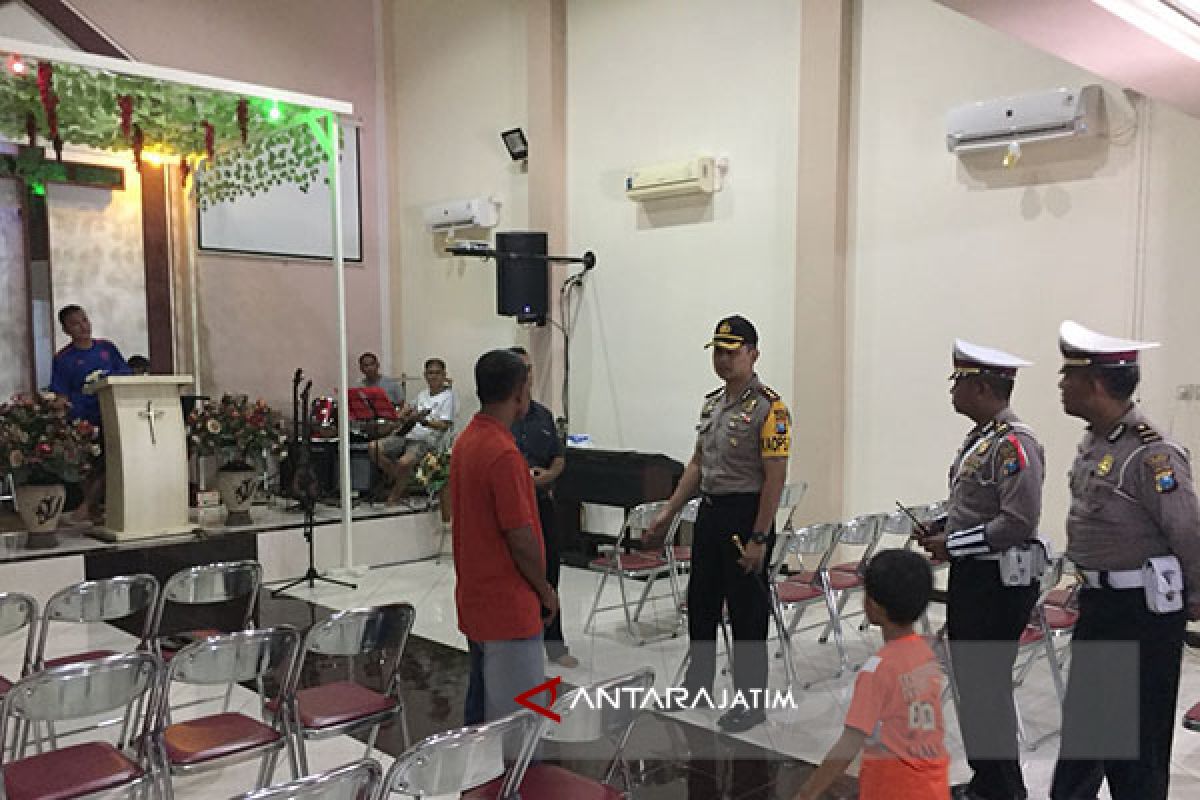 Polisi: serangan bom terjadi di tiga gereja Surabaya