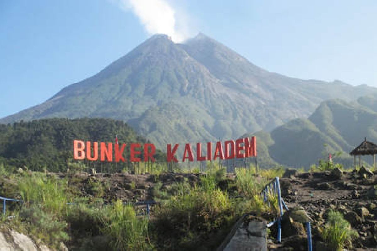 Gunung Merapi di  Yogyakarta erupsi