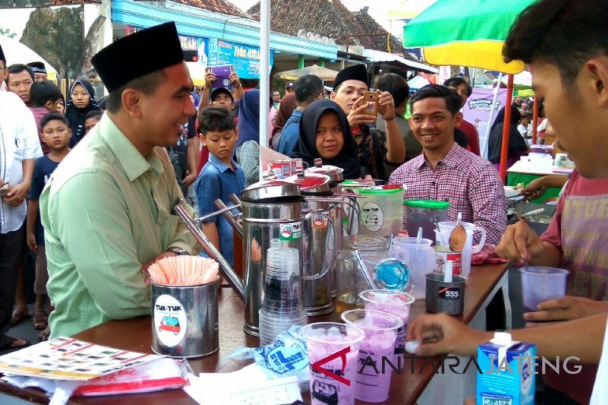 Gus Yasin Berburu Kuliner di Kampung Ramadhan