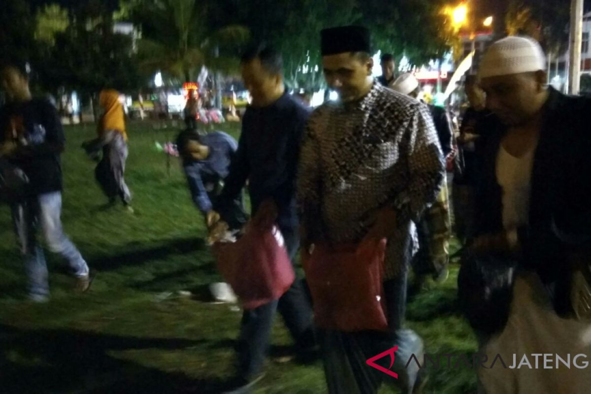 Gus Yasin ajak masyarakat punguti sampah di Alun-Alun Pati