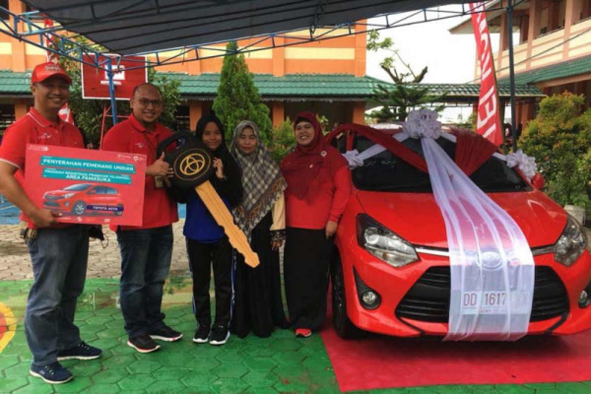 Telkomsel hadiahkan pelajar SMA Tarakan sebuah mobil