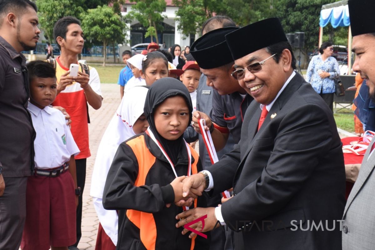 Pemkab Deliserdang berikan penghargaan kepada siswa berprestasi