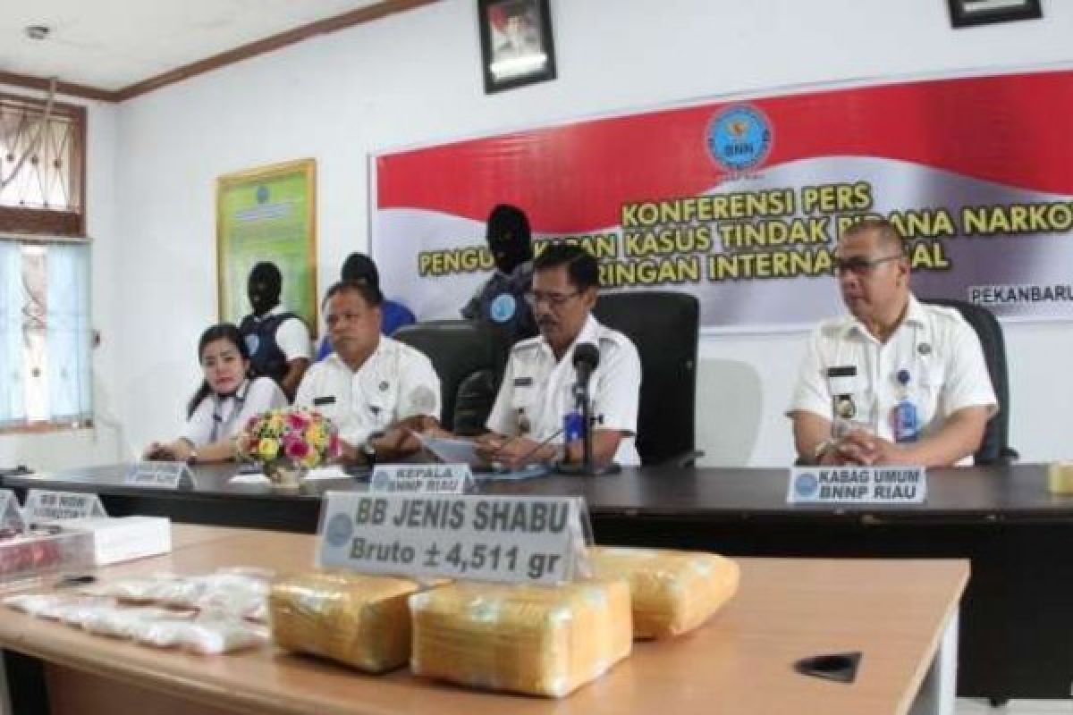 Ikut Terbang ke Jakarta, BNNP Riau Ringkus Sindikat Narkoba dengan BB 5 Kg