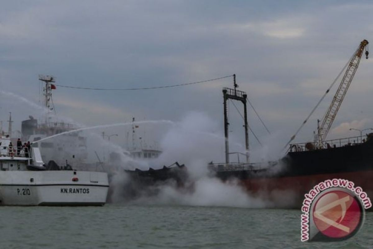 Tiga ABK KM Sinar Mas alami luka bakar akibat kapal terbakar
