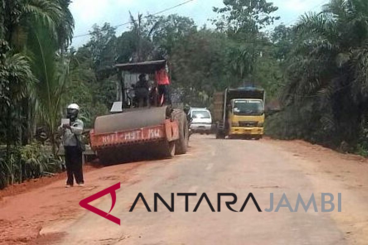 Jalan menuju Candi Muarojambi diperlebar