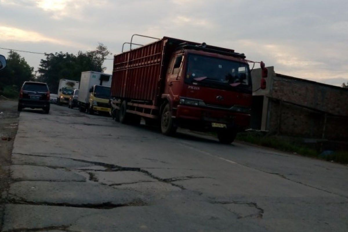 Sopir truk berharap polisi tindak pemalak Jalan lintas Sumatera