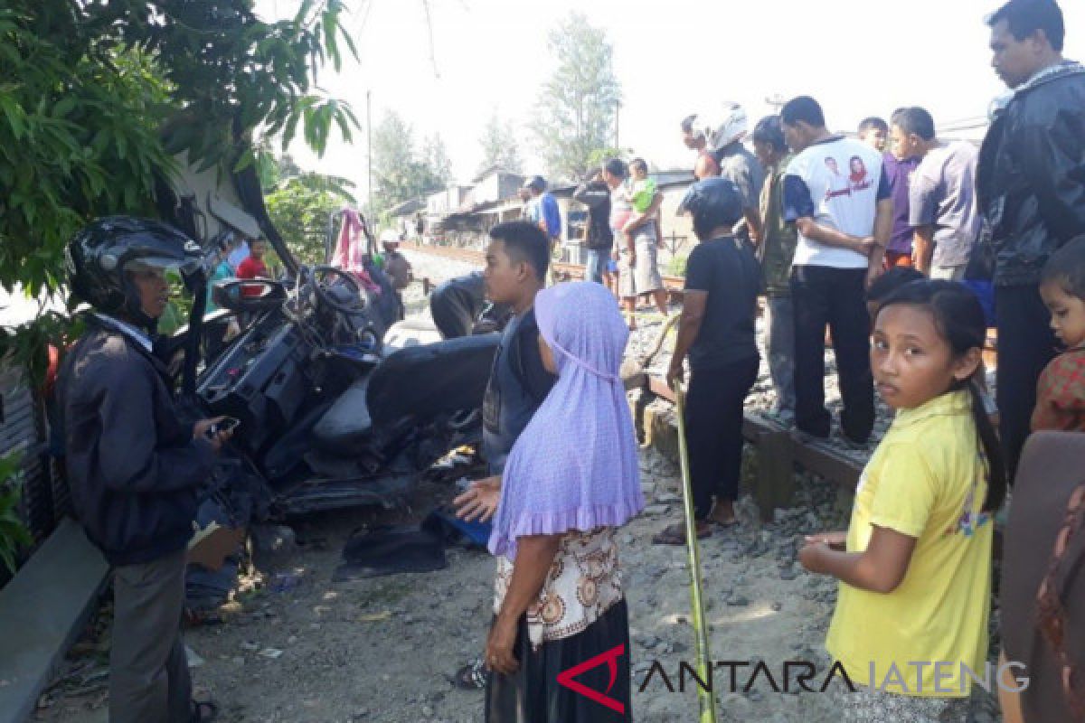 KA barang seruduk mobil bak dua tewas