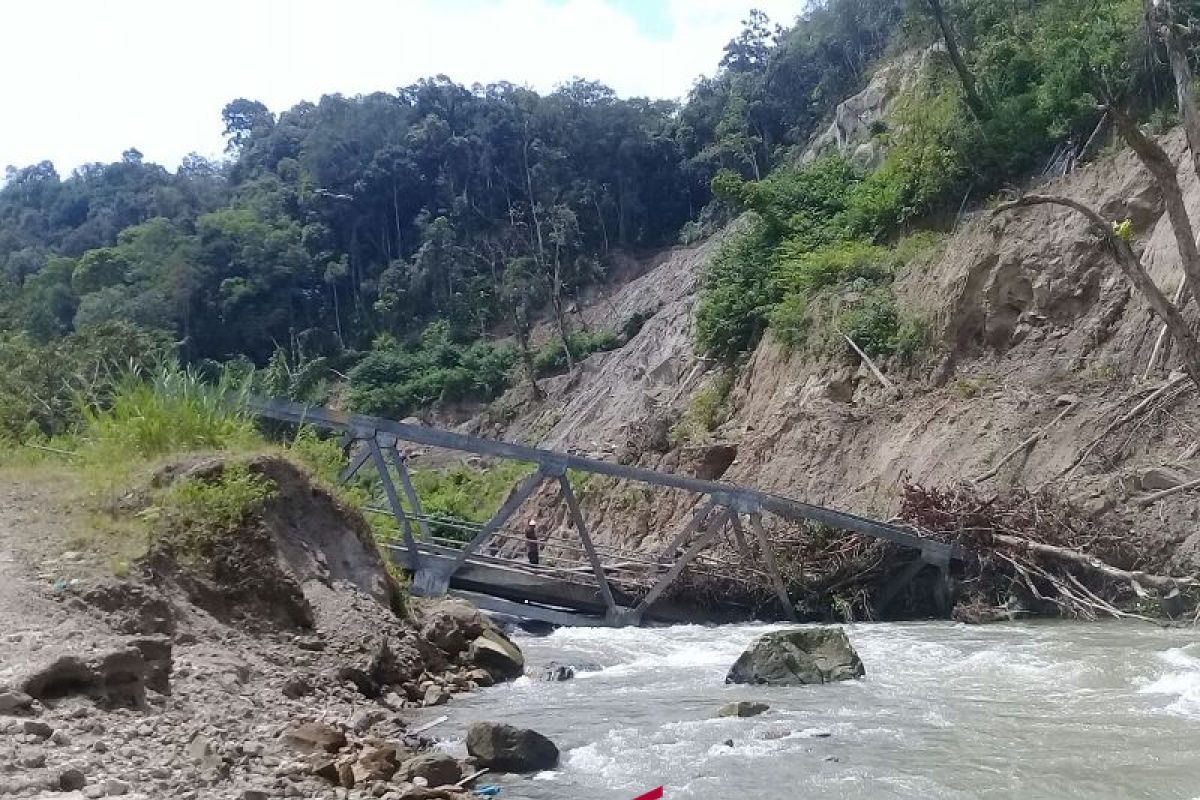 Jembatan Peatolong-Siarangarang Taput ambrol