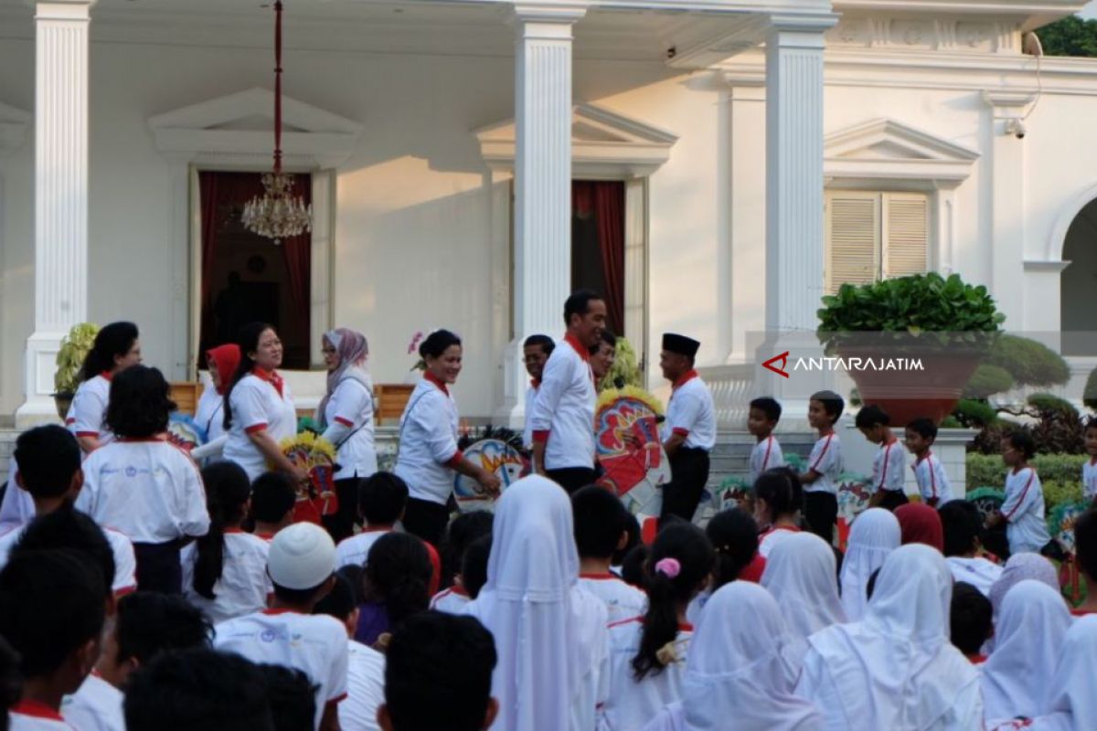 Jokowi Main Gobak Sodor Bareng Anak-Anak (Video)