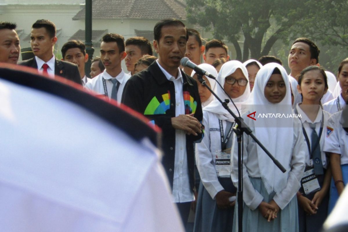 Berjaket Asian Games, Jokowi Ajak Pelajar SMA Keliling Istana Bogor (Video)