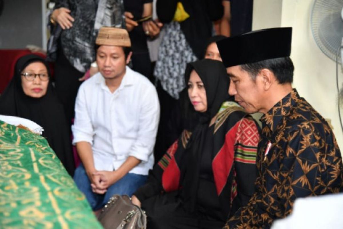 Jokowi melayat ke rumah duka almarhum Dawam Rahardjo