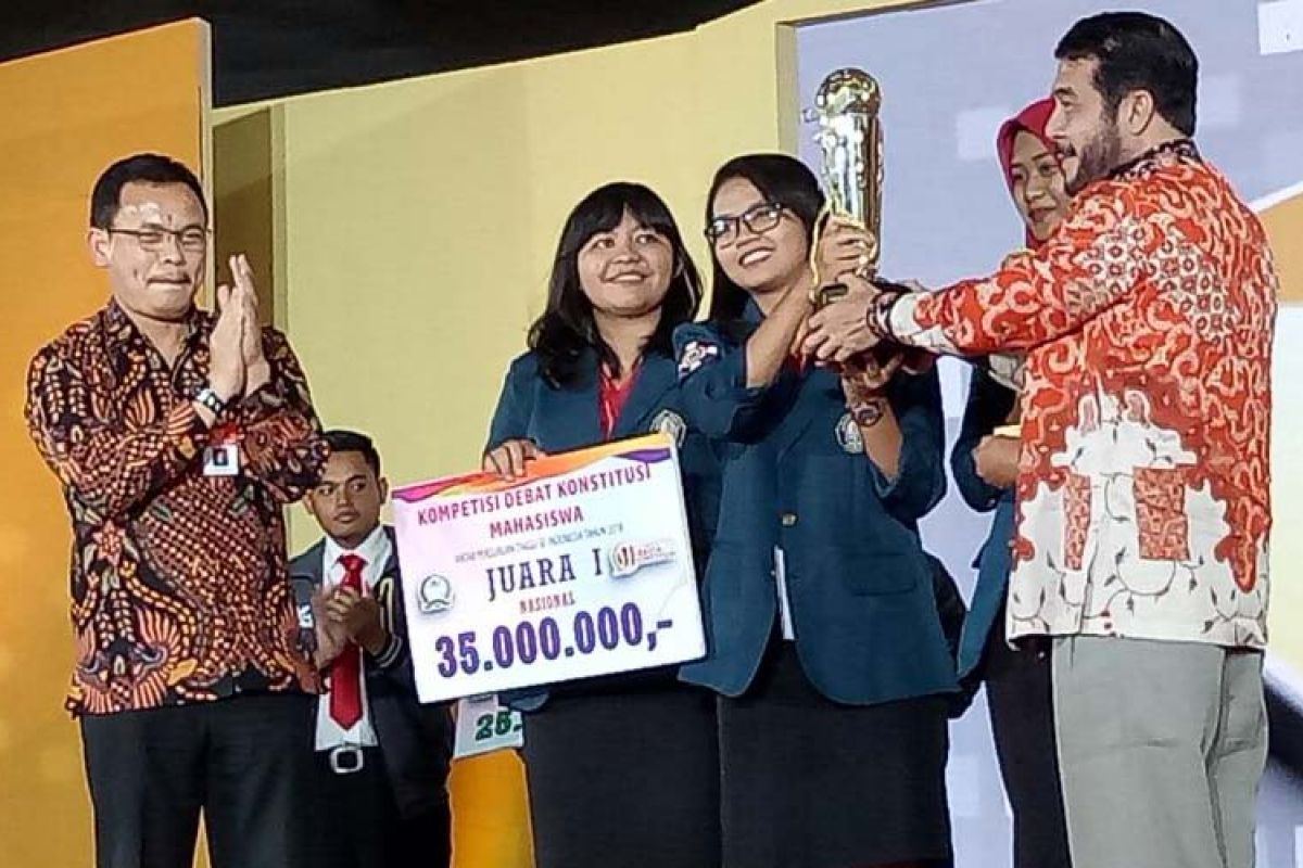 Undip juara 1 kompetisi debat konstitusi tingkat nasional