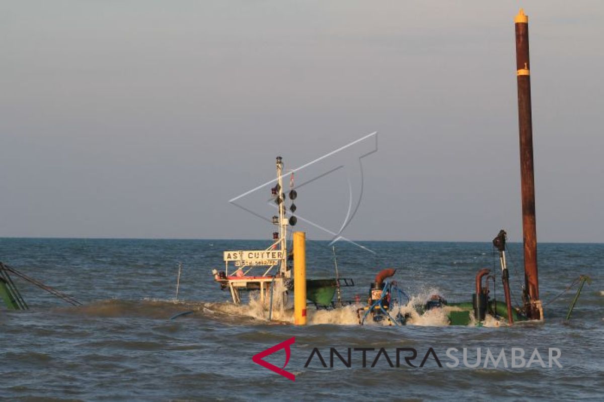 Dua kapal perang Prancis sandar di Bali