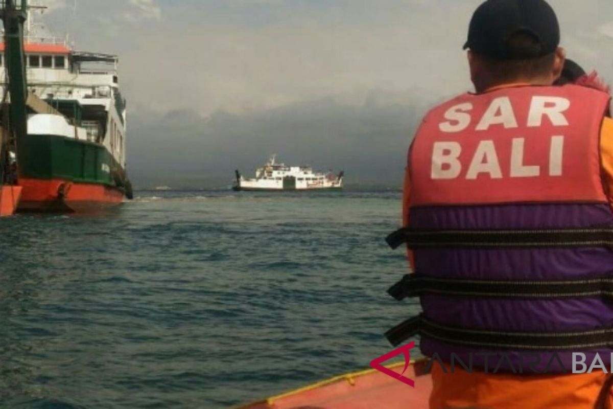 Basarnas evakuasi penumpang kapal Selat Bali