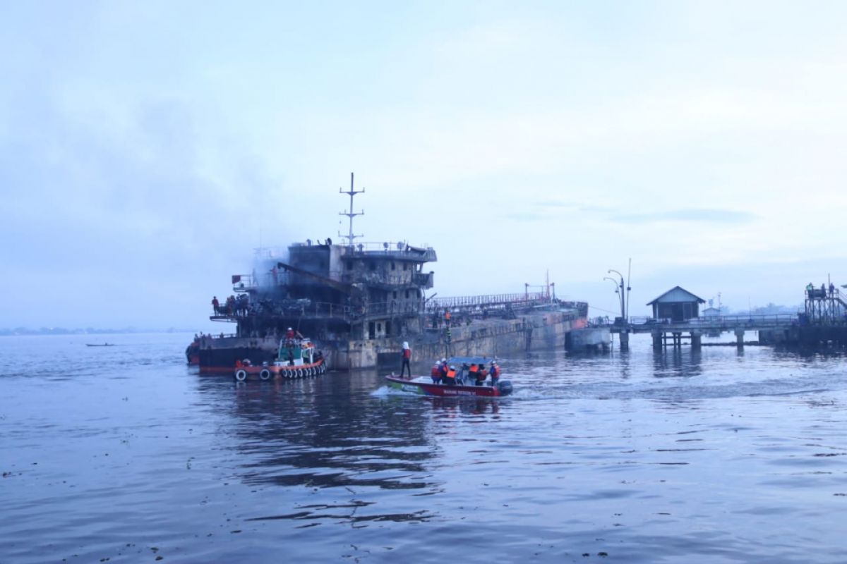 Kapal Pertamina terbakar, sungai Barito menjadi lautan api