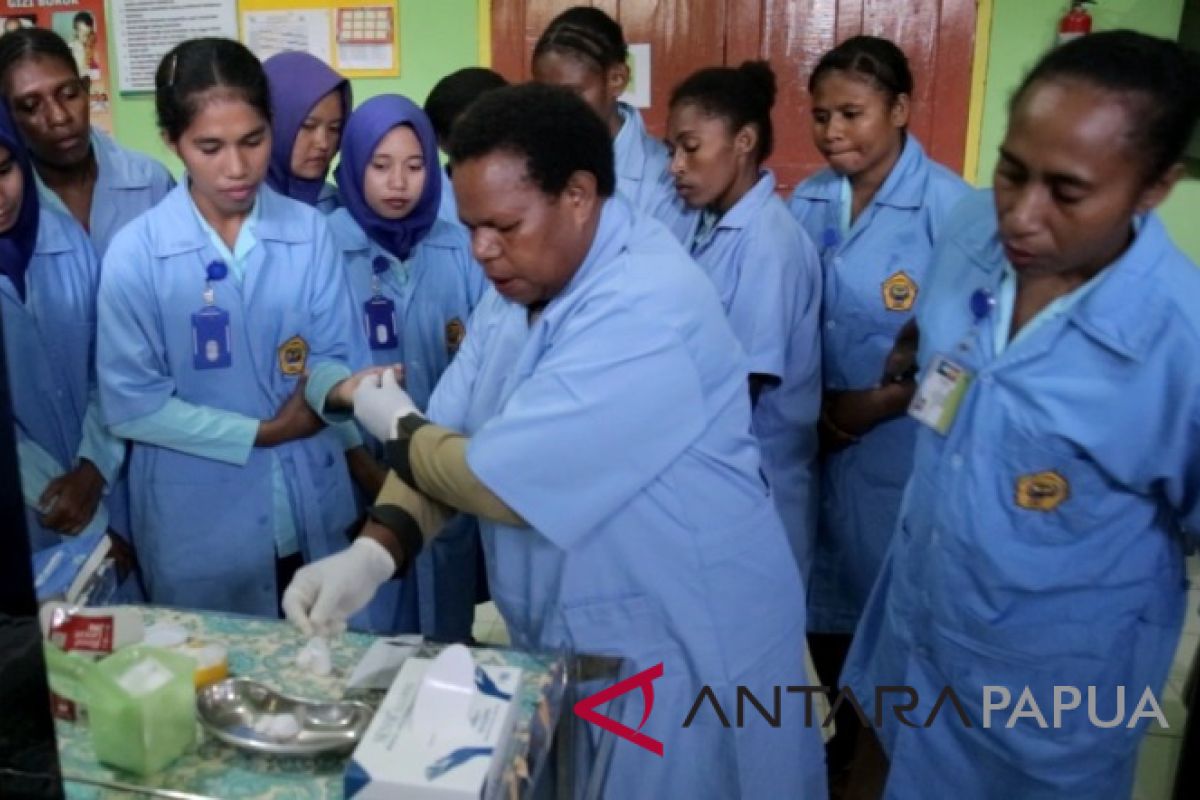 Poltekes Kemenkes Jayapura berkomitmen menyiapkan bidan profesional