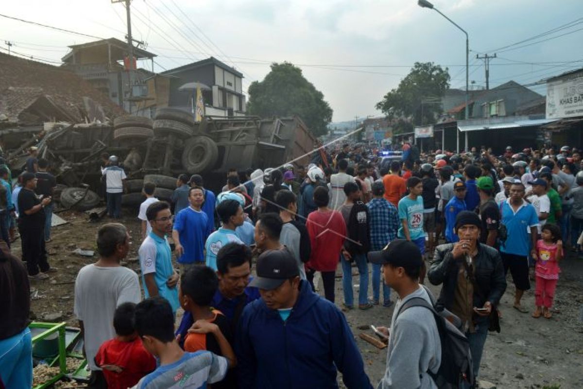 11 orang tewas di Brebes ketika truk tronton tabrak kendaraan dan rumah