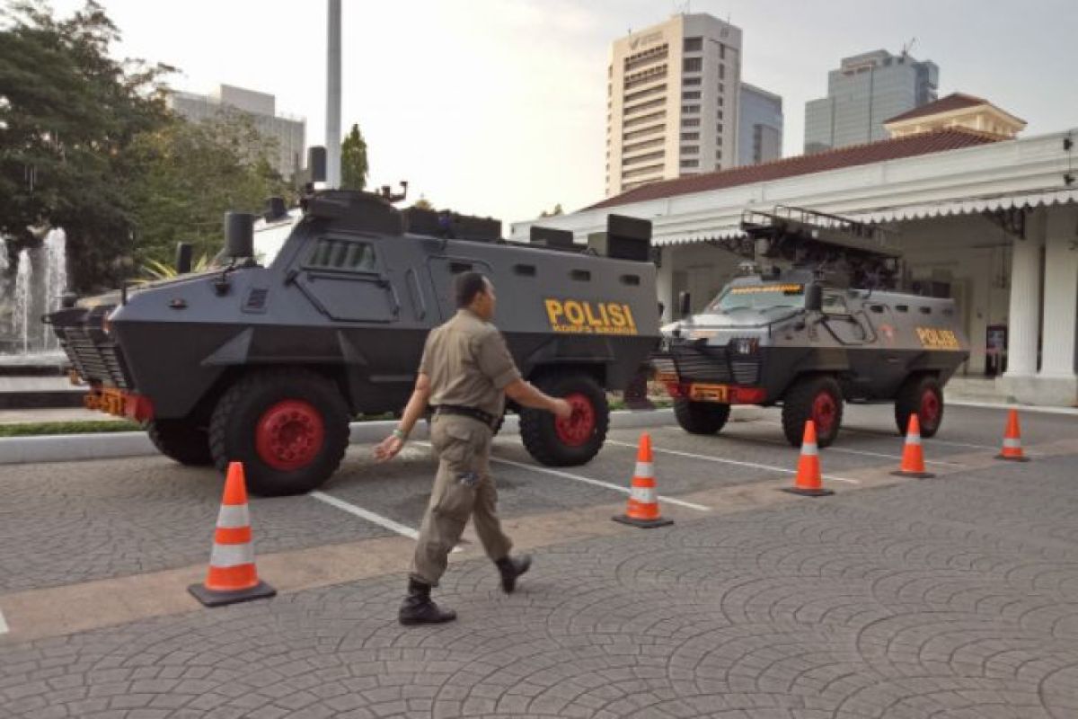 Aparat keamanan siaga di Balai Kota DKI saat aksi 115