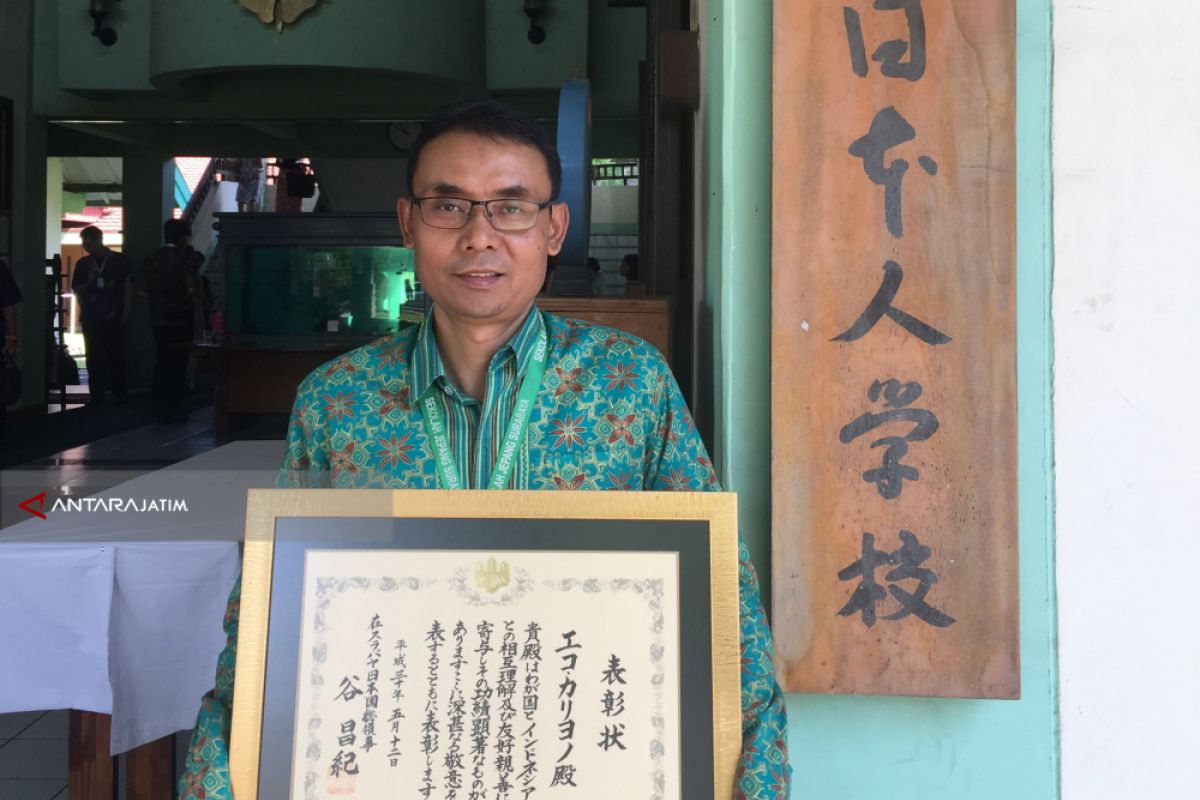 Japanese Consul Confers Award On Indonesia Teacher