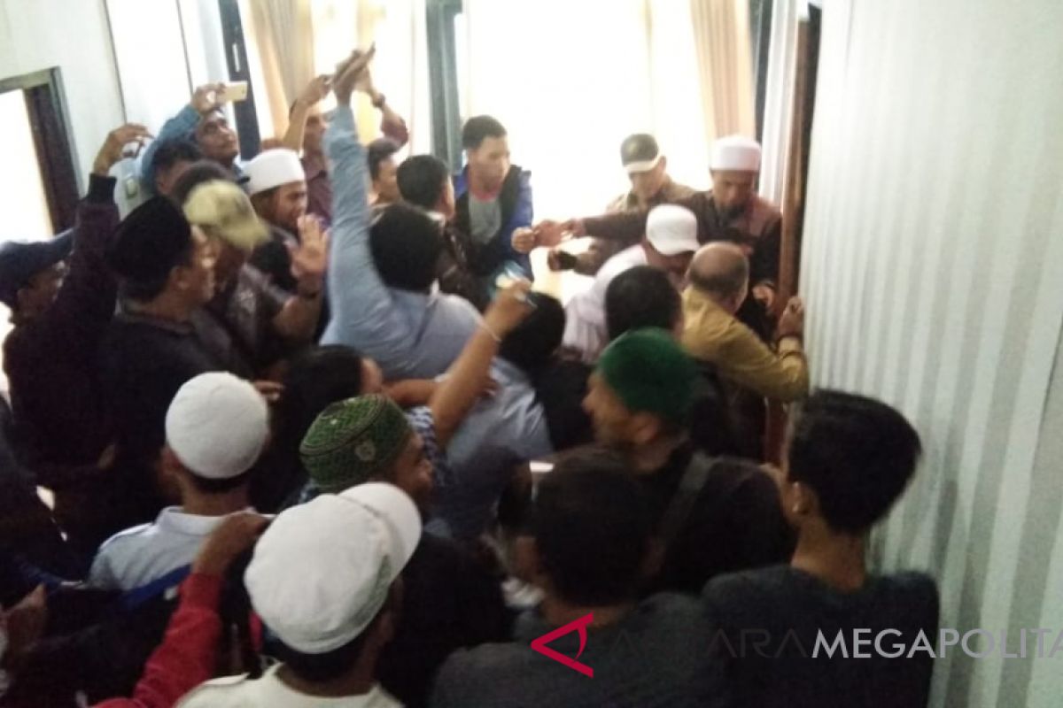 Dua pengeroyok anggota DPRD Karawang tidak ditahan