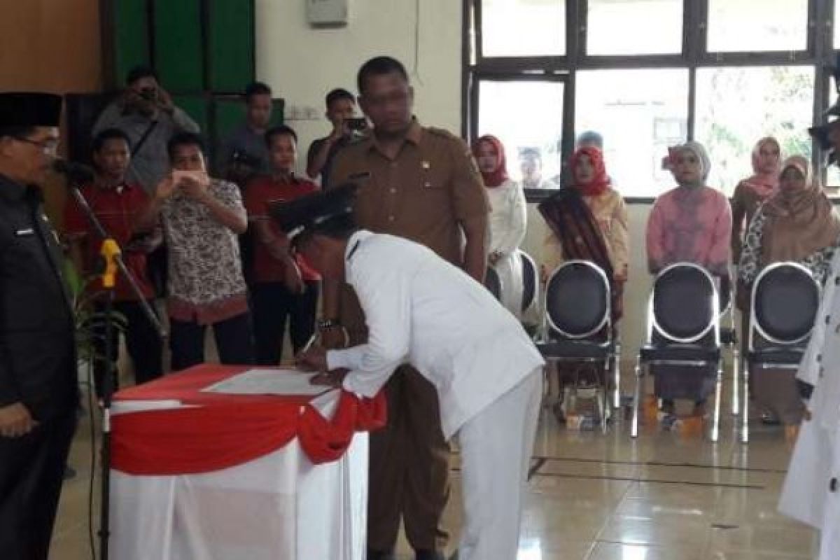 Lantik Sejumlah Kades, Bupati Kuansing Harapkan Dana Desa Dikelola Transparan